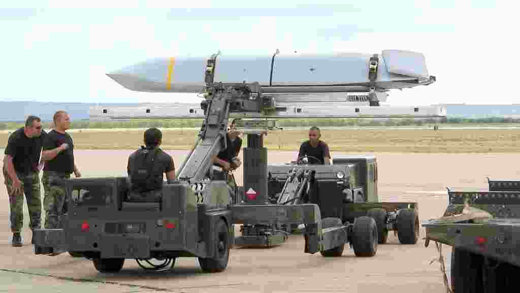 Бұл &ndash; AGM-158&nbsp;&quot;біріккен жер мен әуе ракетасы&quot; (Joint Air-to-Surface Standoff Missile &ndash; JASSM). 15 тамызда тараған ақпаратқа қарағанда, Вашингтон ұшқанда көзге бірден көрінбейтін қанатты ракетаны Украинаға беруге &quot;ашық екенін&quot; меңзеген. Азаттық радиосымен тілдескен сарапшы бұл зымыран Украинаға үлкен көмек болатынын, бірақ ракета соғыс ауанына толық әсер ете алмайтынын айтады. 