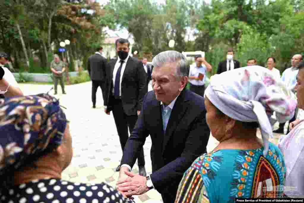 2 шілдеде Өзбекстан президенті Шавкат Мирзияев Нөкіске барып, Конституциядағы Қарақалпақстанға қатысты баптар өзгермейтінін айтып, Қарақалпақстанда төтенше жағдай жариялады. Аймаққа Ұлттық гвардия күштері енгізіліп, ұялы телефон мен интернет жұмысы нашарлады. 3 шілдеде Мирзияев Қарақалпақстандағы наразылық кезінде адам шығыны болғанын мойындады.