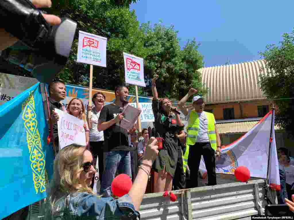 Митингіге екі сағат уақыт берілген. Сондықтан қатысушылар бір-біріне ойын қысқа да нұсқа жеткізуді, бір-бірін қайталамауға шақырды.