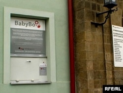 Ғимараттың сыртында тұрған Baby Box. Прага, 1 маусым 2010 жыл.