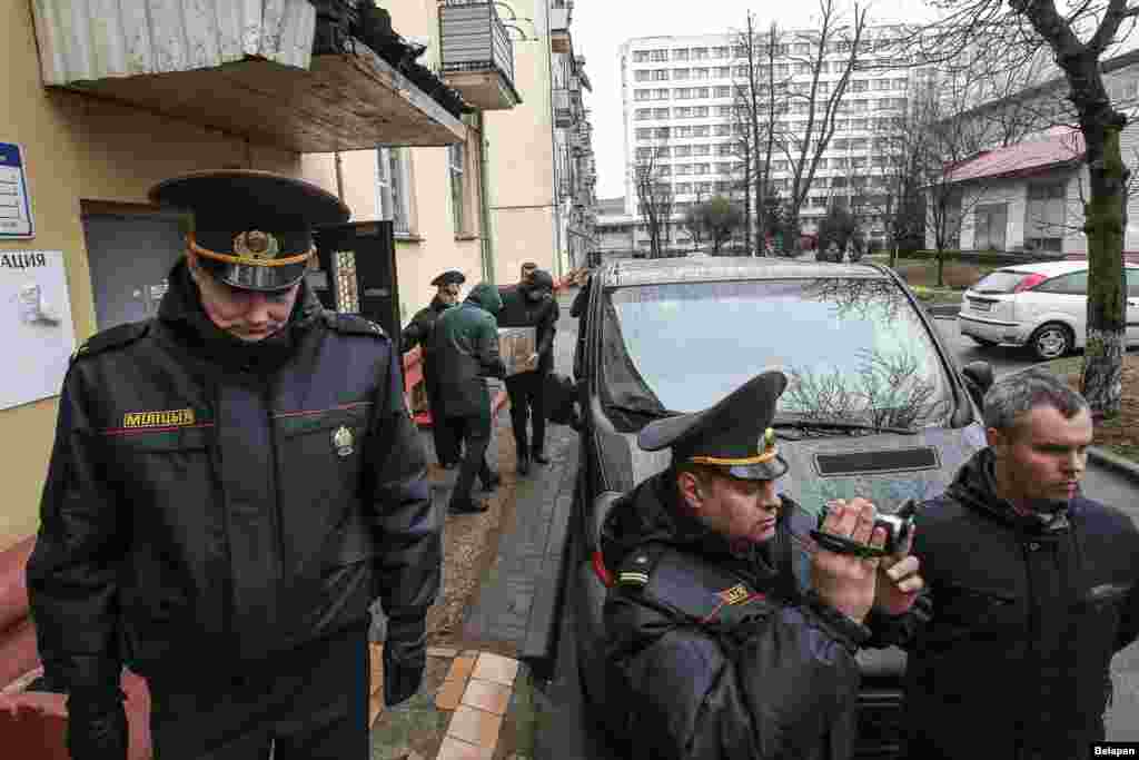 Милиция қызметкерлері &quot;Белсат&quot; спутниктік телеарнасының Минскідегі кеңсесінен барлық техникаларды алып кеткен.