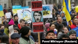 Ресейдің Украинаға жасаған басқыншылығына қарсы митингіге шыққан адамдар. Алматы, 6 наурыз 2022 жыл.